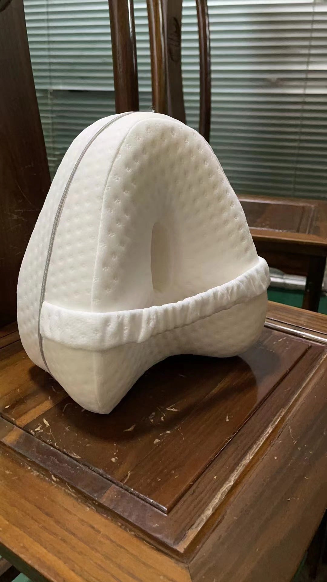 Heart-Shaped Memory Foam Leg Pillow – image 23